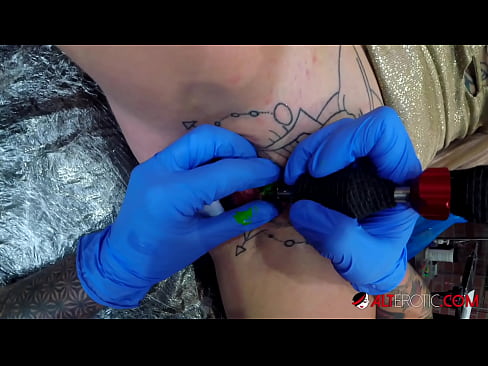 ❤️ Juda tatuirovkali qiz Sully Savage klitoriga tatuirovka qildi ❤❌ Anal video uz.sextoysformen.xyz ❌